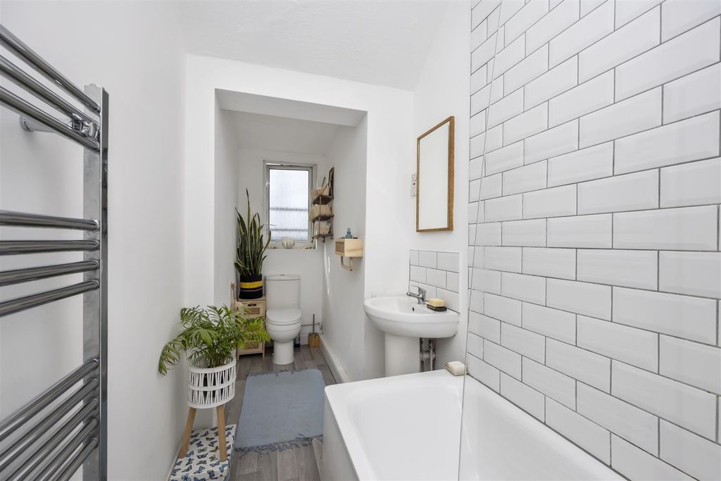 Property photo 2 of 13 Bonchurch Road-008.Jpg