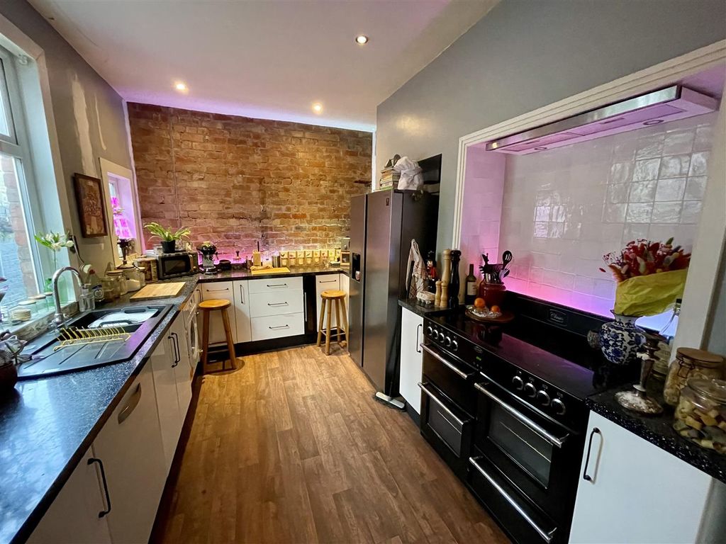 Property photo 3 of 21 Kitchen