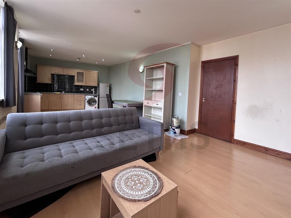 Property photo 2 of 8 Lounge