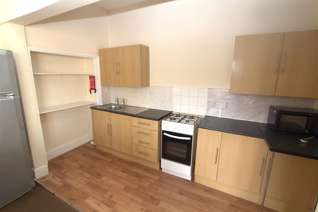 Property photo 3 of 8 Kitchen .Jpg