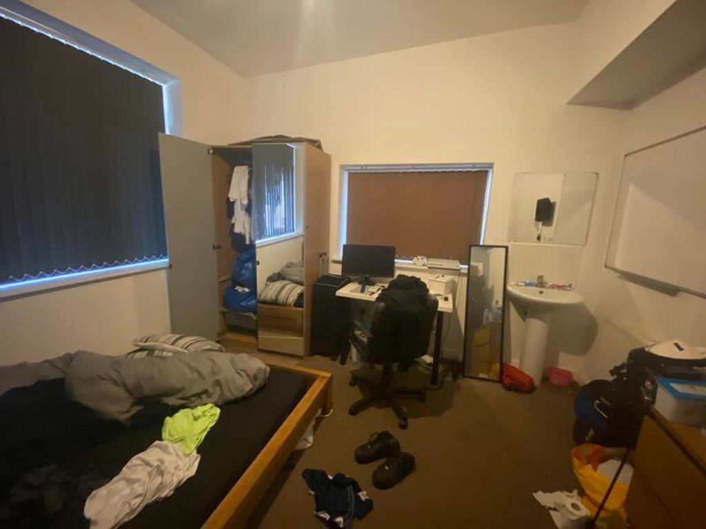 Property photo 2 of 14 A Cozy Double Bedroom With Ample Space For Study A...