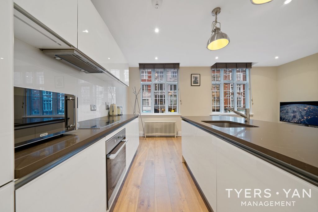 Property photo 2 of 11 Kitchen
