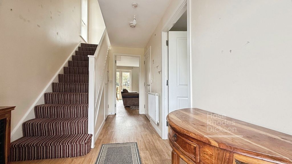 Property photo 2 of 10 Hall Way