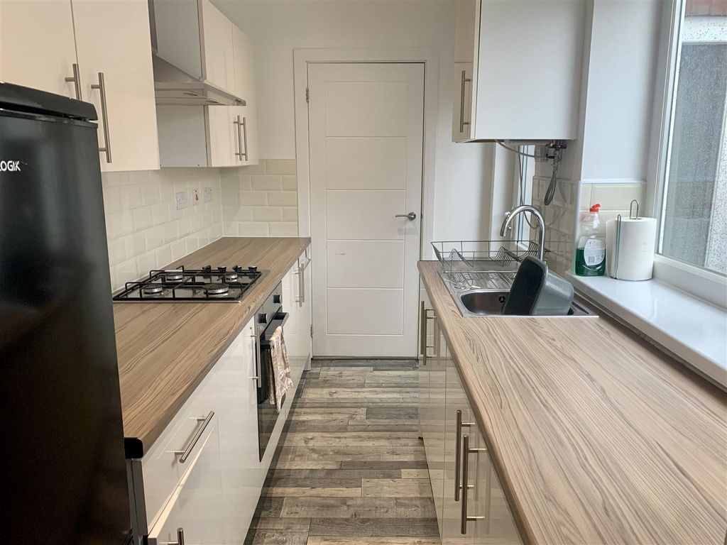 Property photo 3 of 19 Kitchen