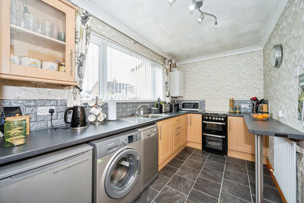 Property photo 3 of 14 Kitchen