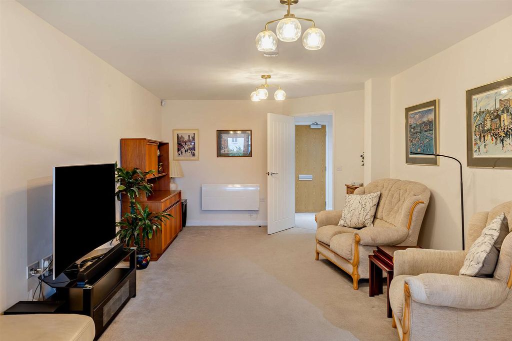 Property photo 3 of 23 Lounge