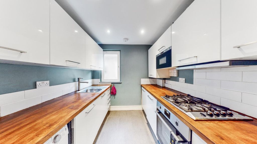 Property photo 1 of 9 Fitted Separate White Lacquered Style Kitchen With