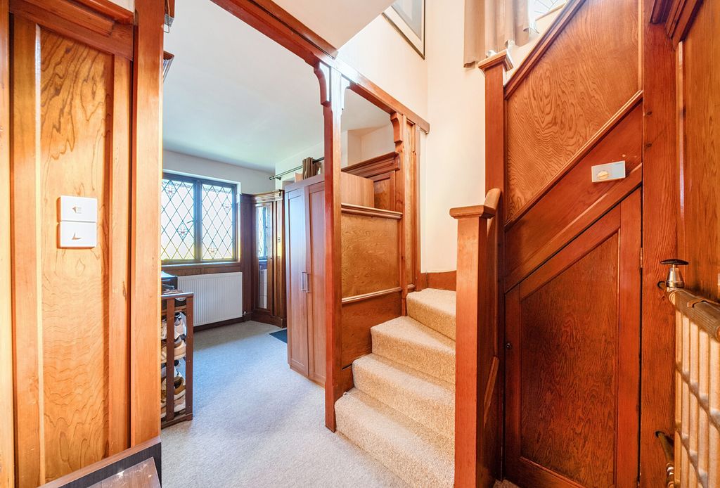 Property photo 3 of 20 Entrance Hall