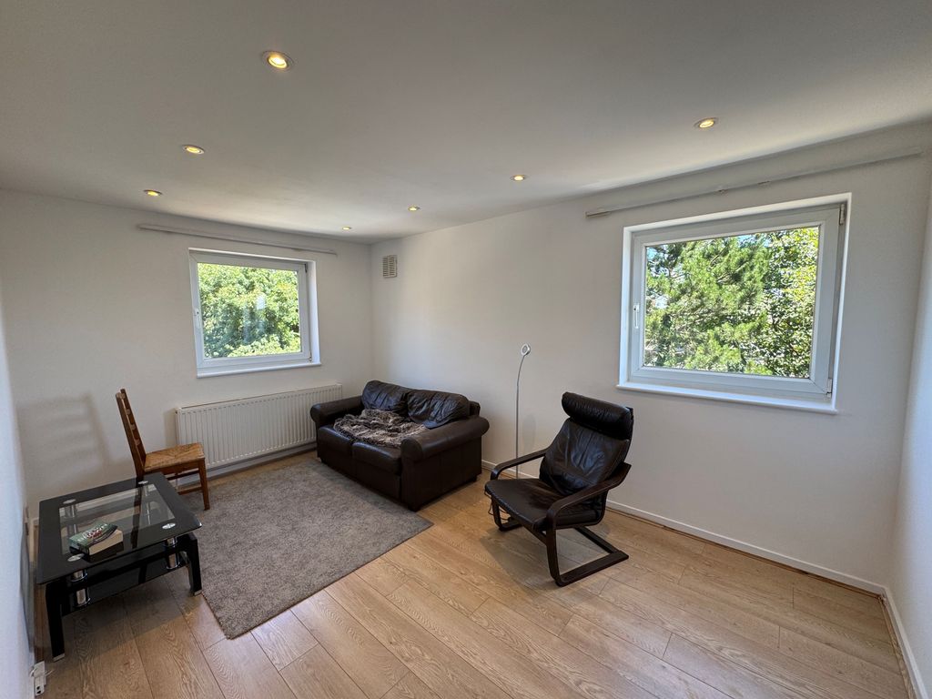 Property photo 2 of 11 Living Room
