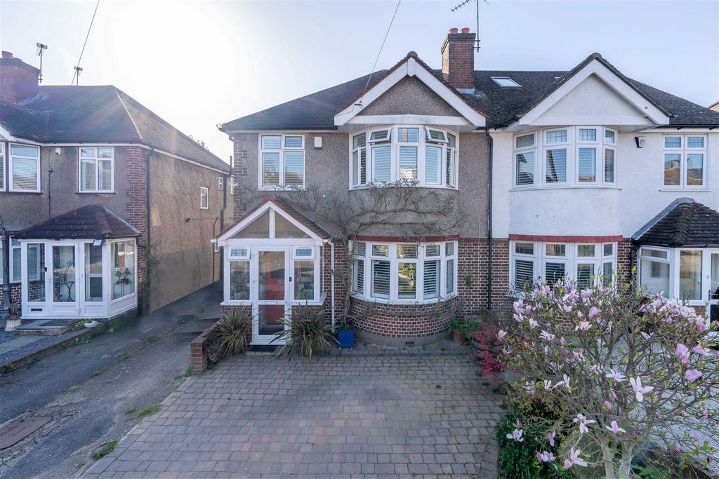 Property photo 1 of 33 60 Bassett Gardens, Isleworth Tw7 4Qy-3.Jpg