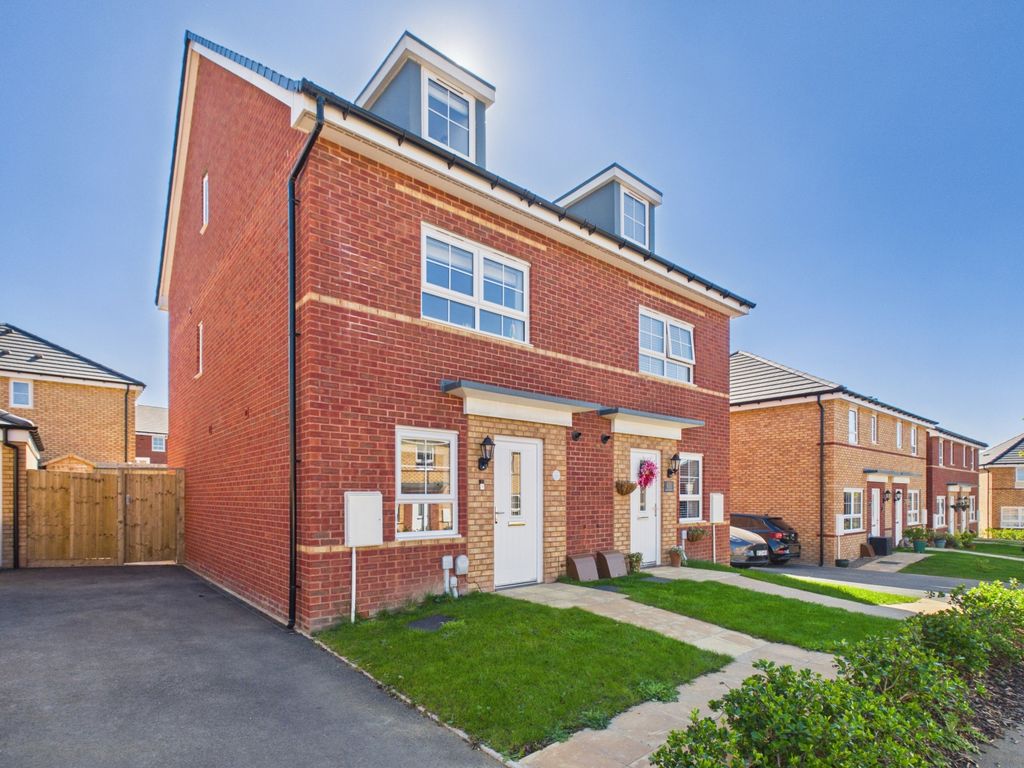 Property photo 1 of 15 Outside 61 Bligley