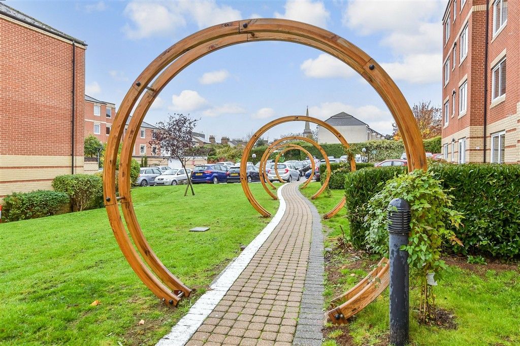 Property photo 3 of 17 Communal Gardens