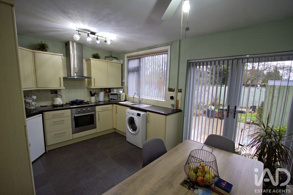 Property photo 2 of 34