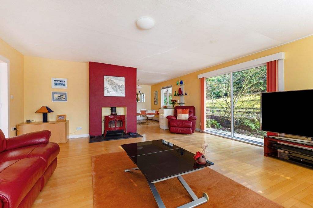 Property photo 2 of 19 8