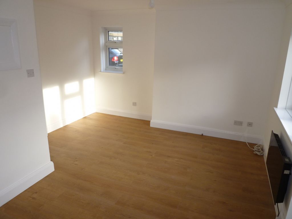 Property photo 3 of 8 Gallery