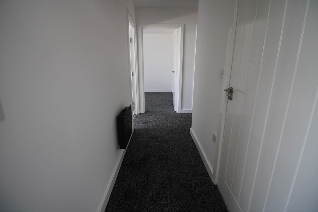 Property photo 3 of 9 Hall