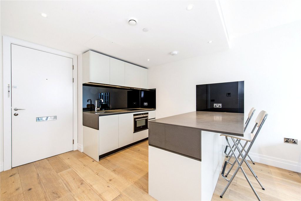 Property photo 3 of 18 Kitchen