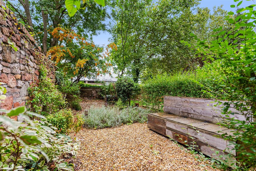 Property photo 2 of 18 15 Elemgrove Road5.Jpg