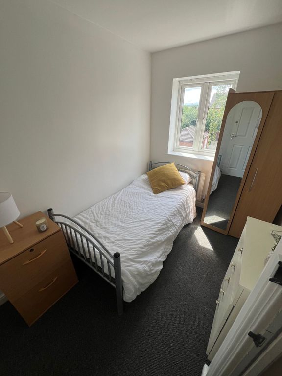 Property photo 3 of 9 A Bright And Tidy Single Bedroom Featuring A Comfo...
