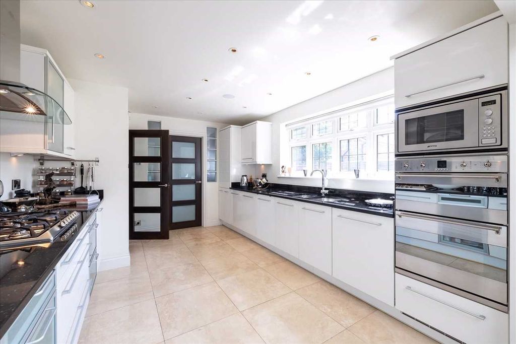 Property photo 3 of 16