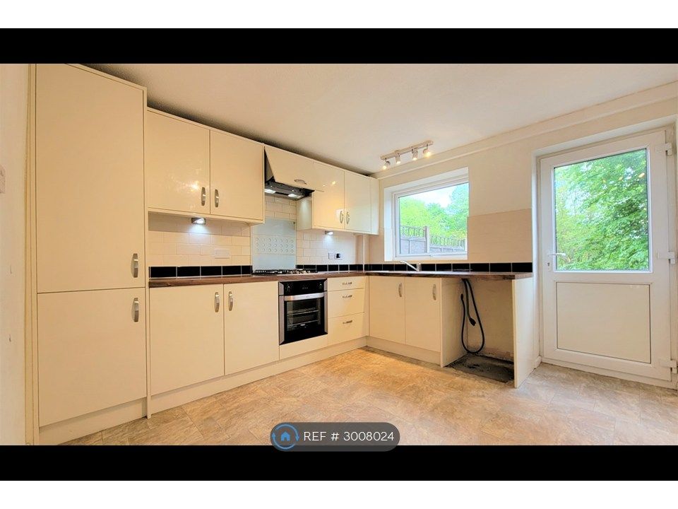 Property photo 2 of 9 Kitchen