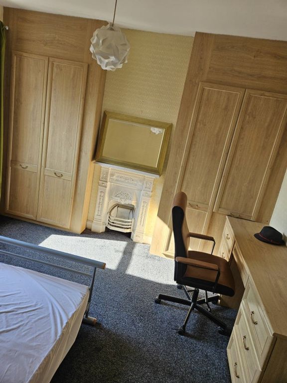 Property photo 2 of 9 This Charming Double Bedroom Features Ample Natura...