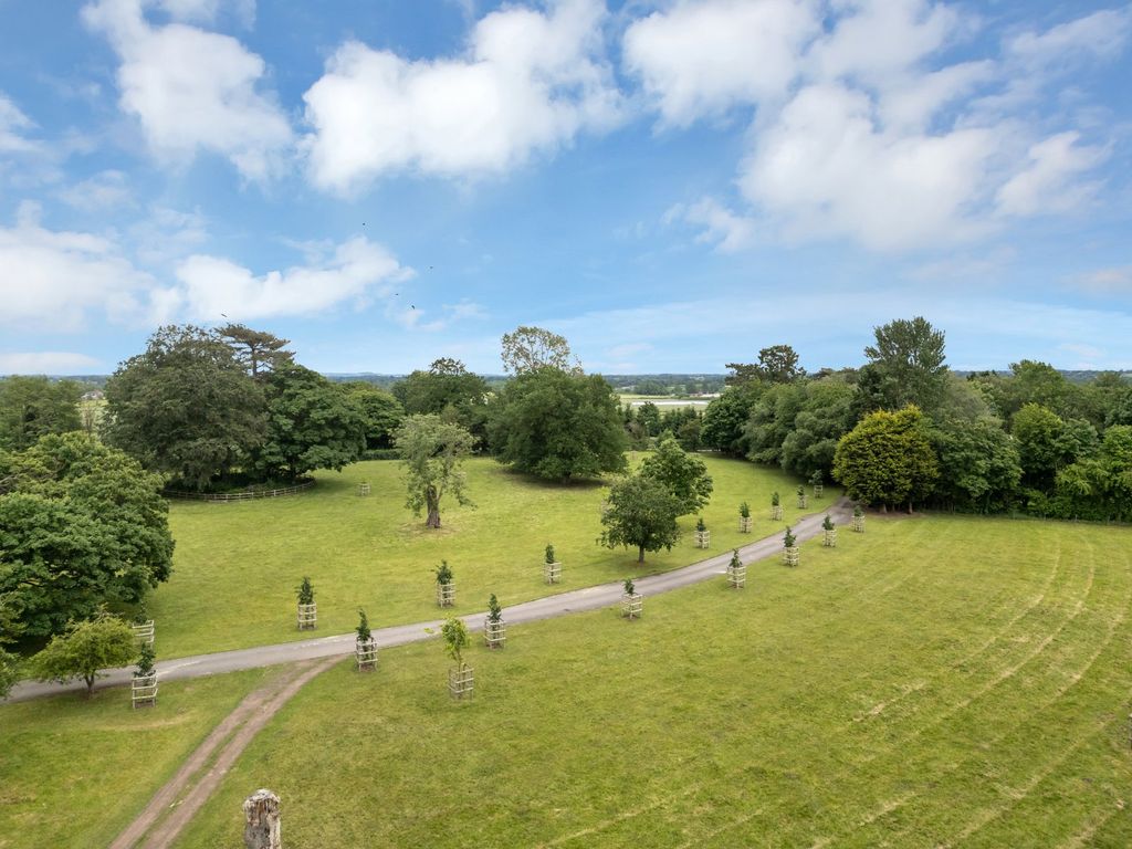 Property photo 2 of 32 Parkland
