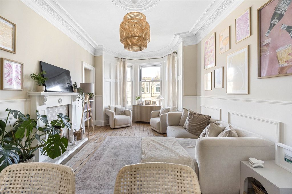 Property photo 2 of 34 17.6 Millar Crescent