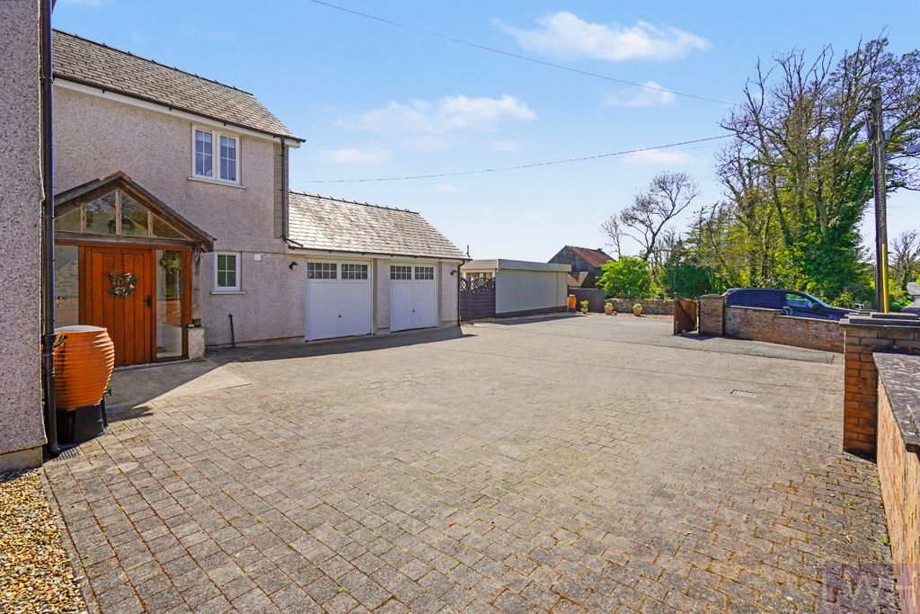 Property photo 3 of 25 Driveway