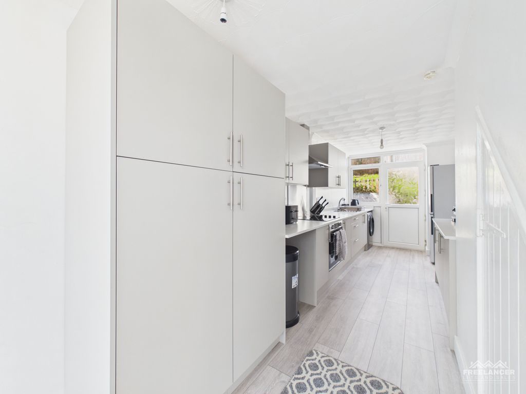 Property photo 3 of 19 Kithcen