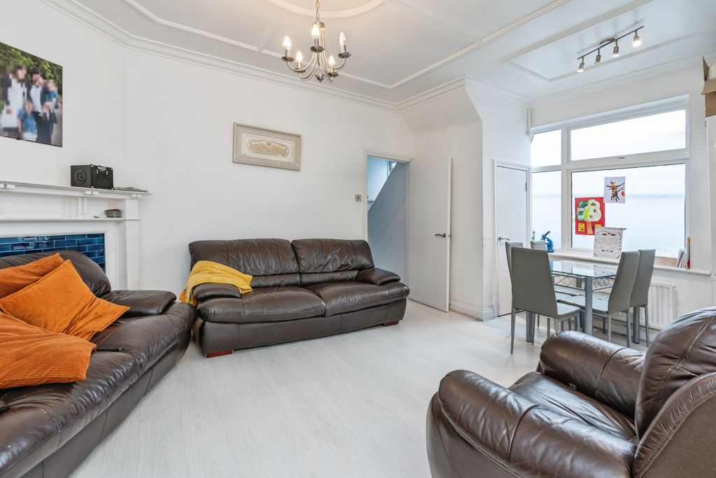 Property photo 2 of 12 Lounge