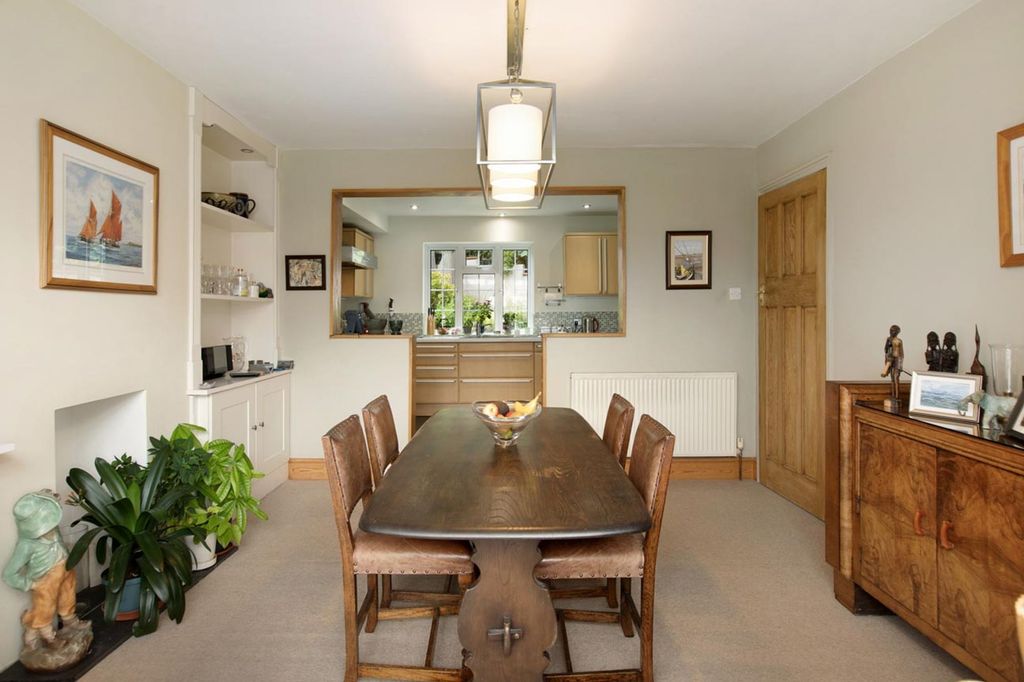 Property photo 2 of 27