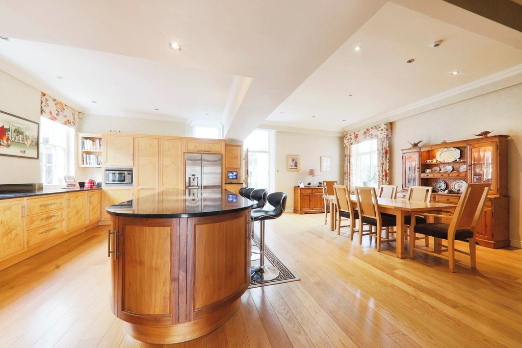 Property photo 3 of 31 32798410