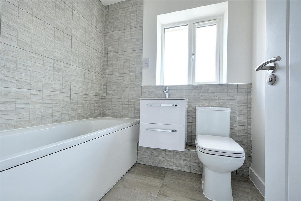 Property photo 3 of 15 Bathroom.Jpeg