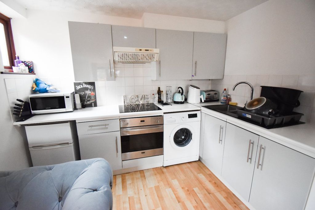 Property photo 2 of 10 Kitchen