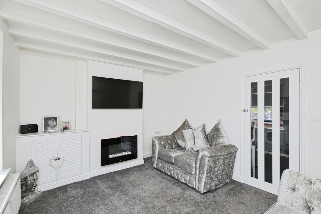 Property photo 3 of 17 Lounge