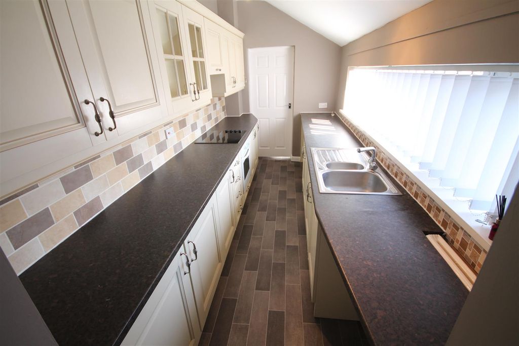 Property photo 2 of 8 Kitchen
