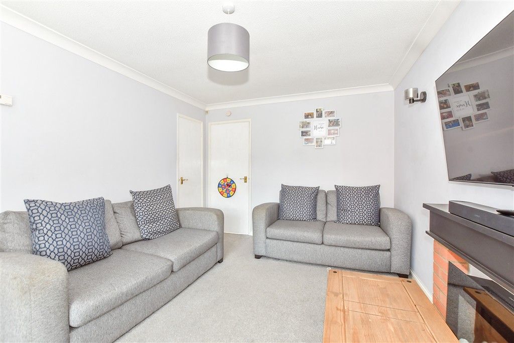 Property photo 3 of 11 Lounge