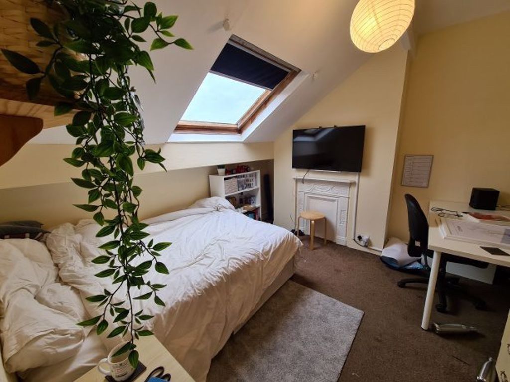 Property photo 1 of 21 Bright And Cozy Master Bedroom With A Comfortable ...