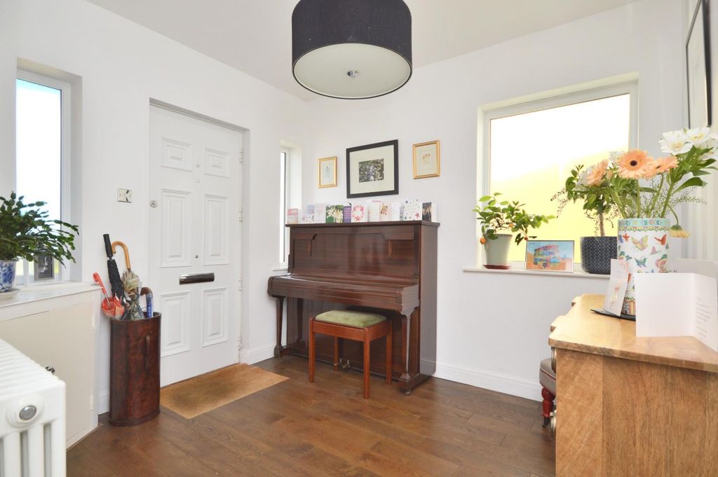 Property photo 3 of 30 Entrance Hall