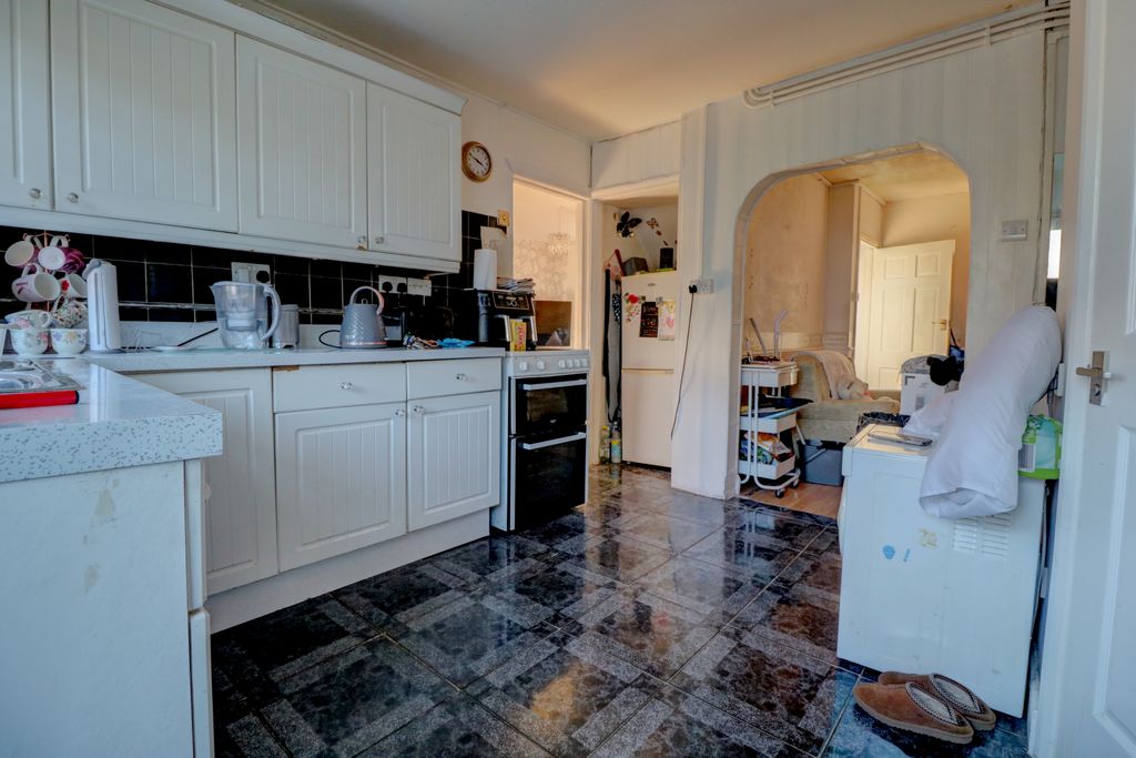 Property photo 3 of 10 Kitchen