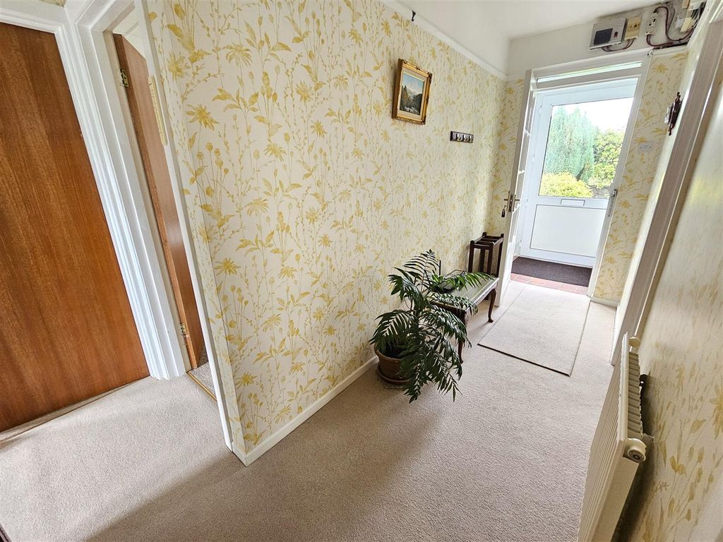 Property photo 3 of 19 Entrance Hall.Jpg