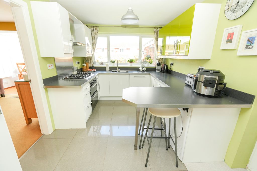 Property photo 2 of 25 Kitchen/Breakfast