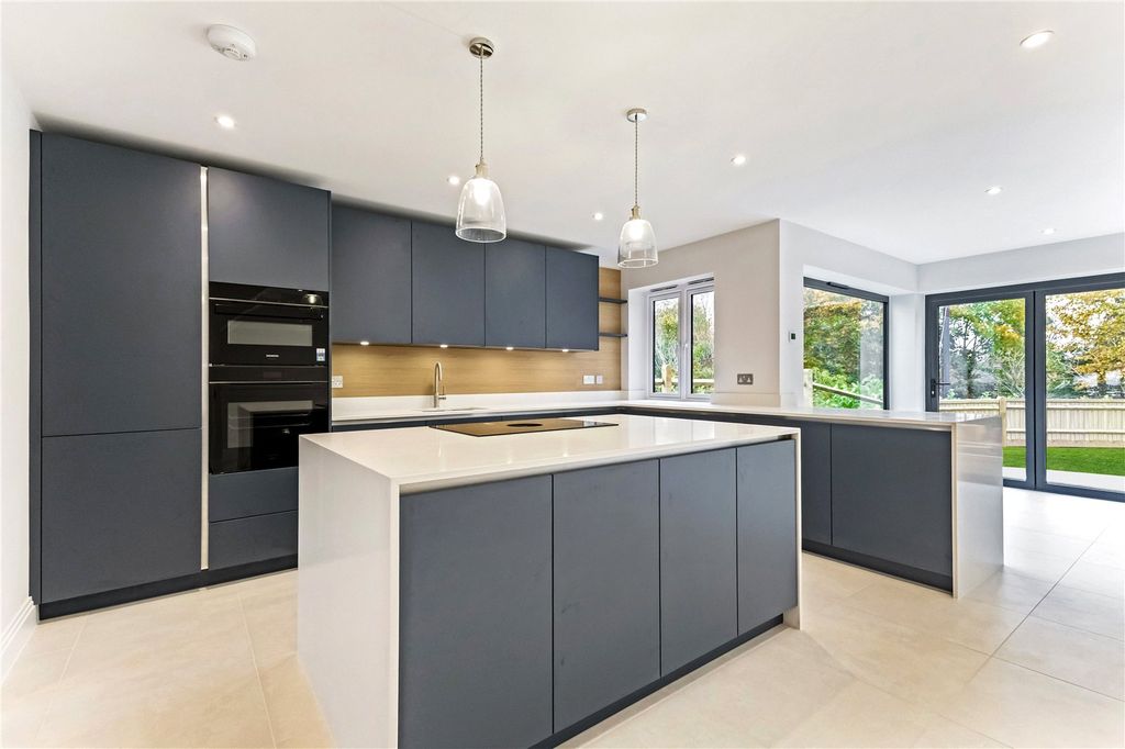 Property photo 2 of 14 Kitchen