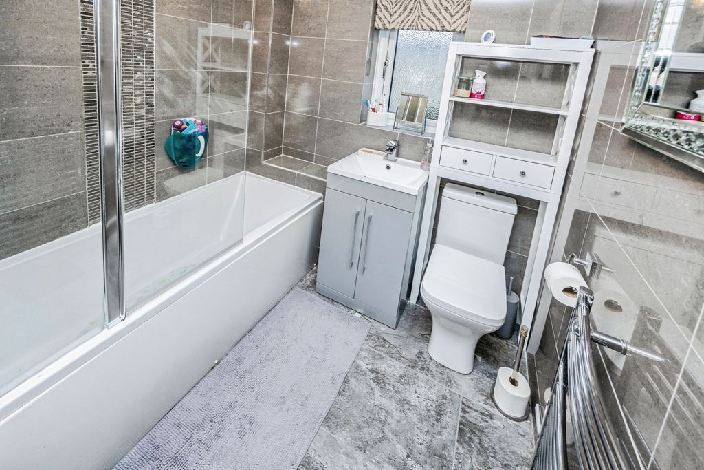 Property photo 3 of 20 Family Bathroom