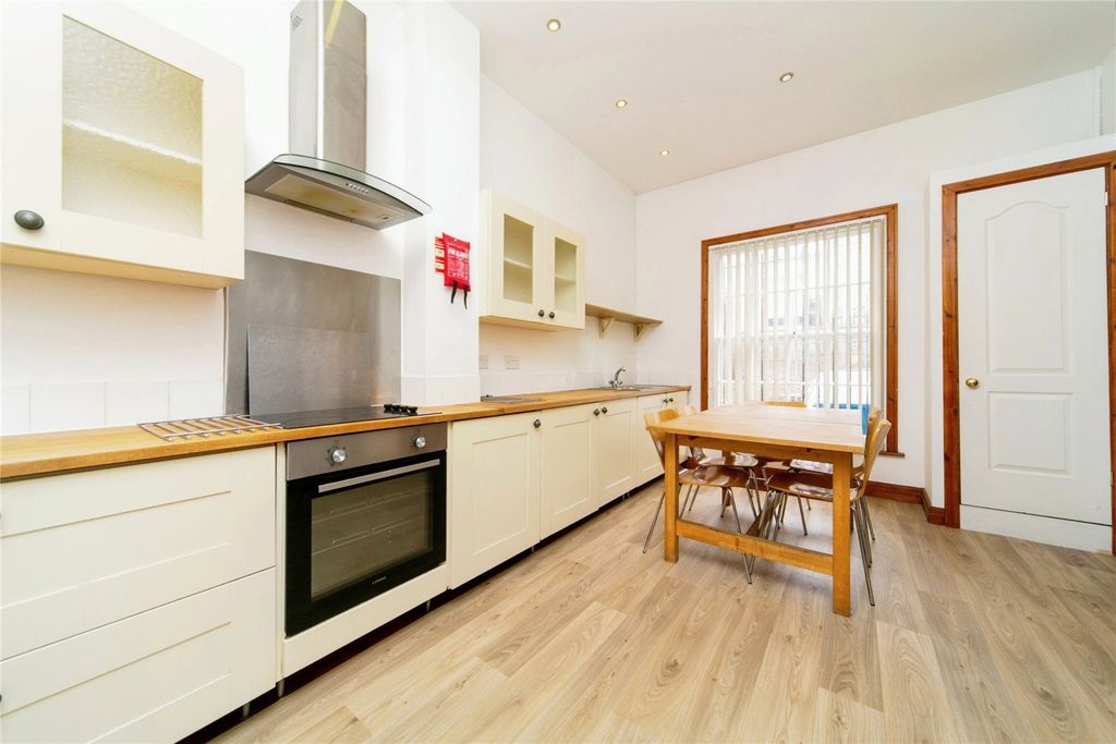 Property photo 3 of 17 Picture No. 12