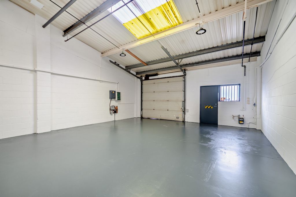 Property photo 3 of 7 8670620-Interior06-800