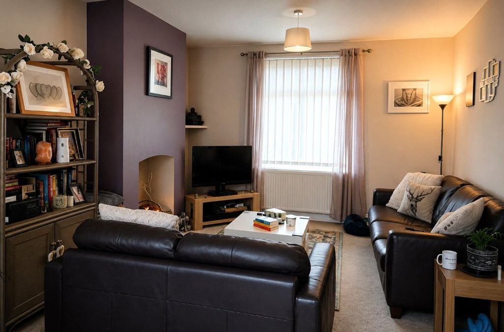 Property photo 1 of 7 Living Room