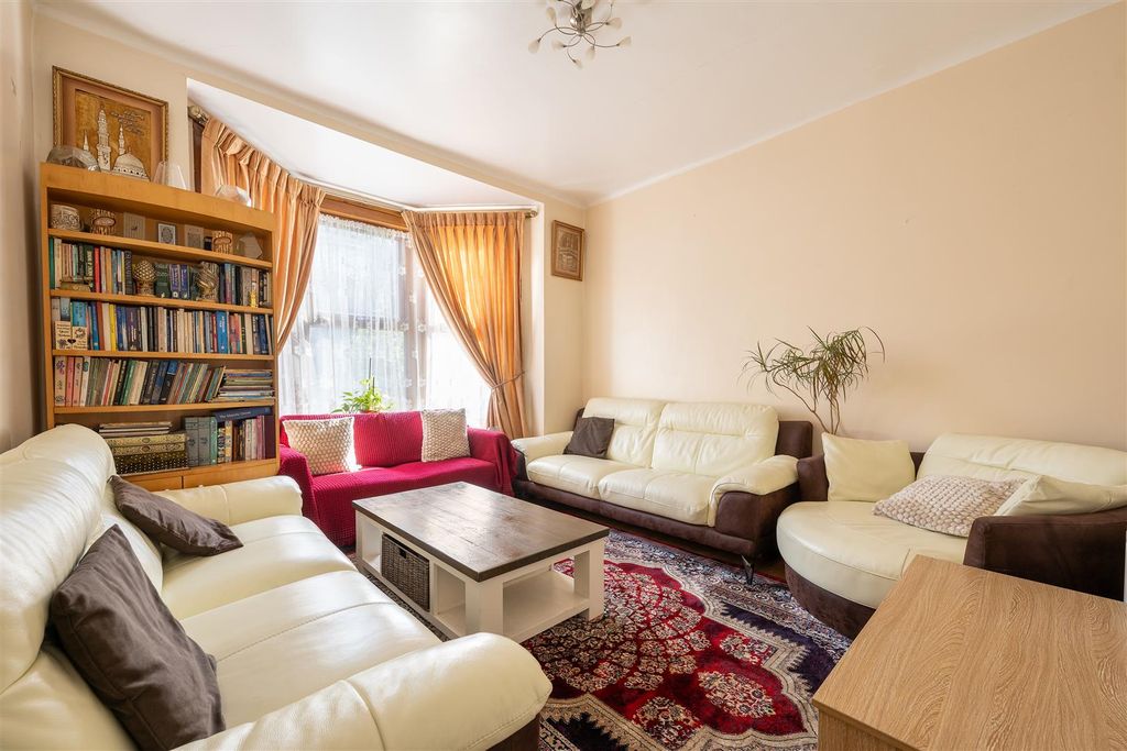 Property photo 3 of 28 Chingford Road, E17