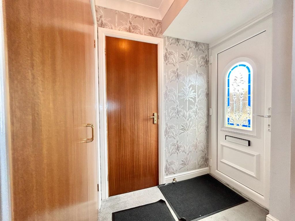 Property photo 3 of 18 Entrance Hall